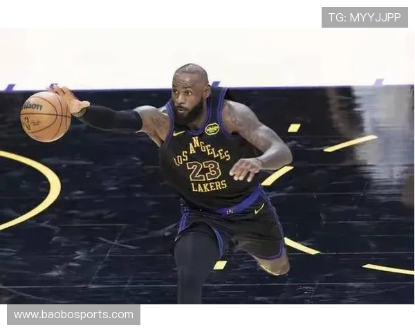 老詹边线球发球成功后准备罚两次罚球 持续改写比赛局势 老詹边线球发球成功后准备罚两次罚球 持续改写比赛局势