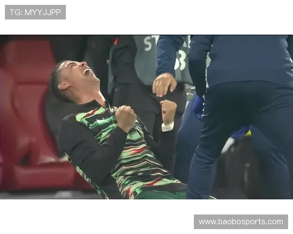 费尔南德斯点球破门 C罗紧张躲身后显露队内微妙氛围